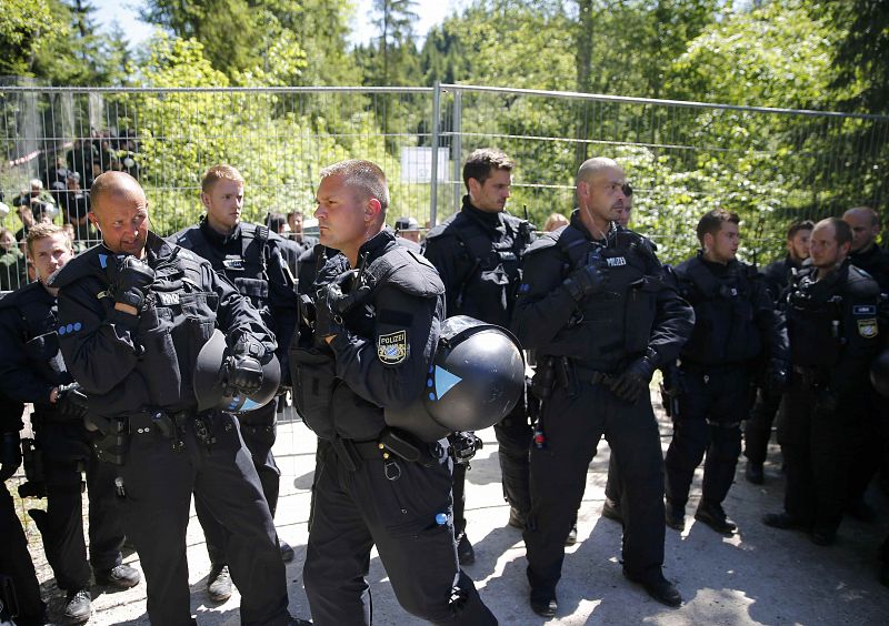 Varios efectivos de la policía esperan la llegada de los manifestantes contrarios a la celebración de la cumbre del G7 en Elmau (Alemania).