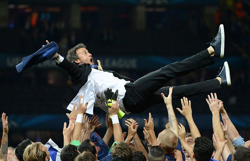El entrenador del FC Barcelona, Luis Enrique, es manteado por sus jugadores.