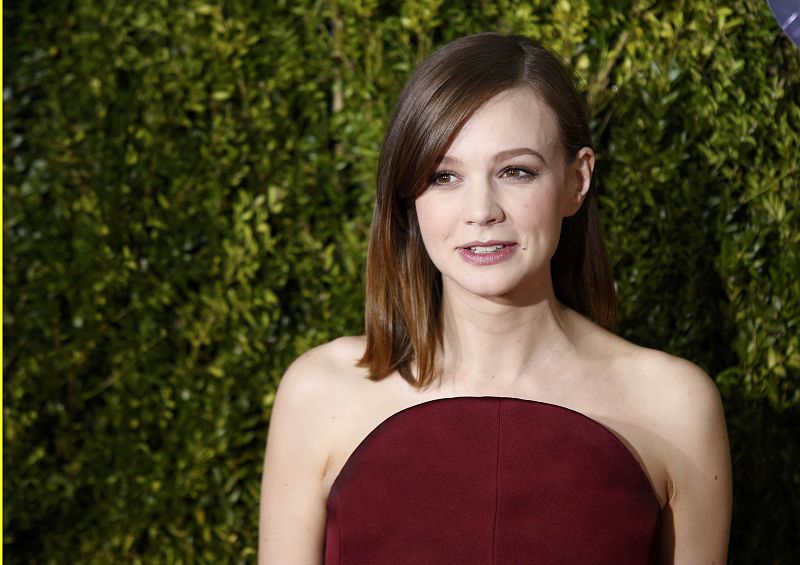 La actriz Carey Mulligan, nominada a mejor papel principal femenino en una obra de teatro por 'Skylight', a su llegada al Radio City Music Hall de Nueva York.