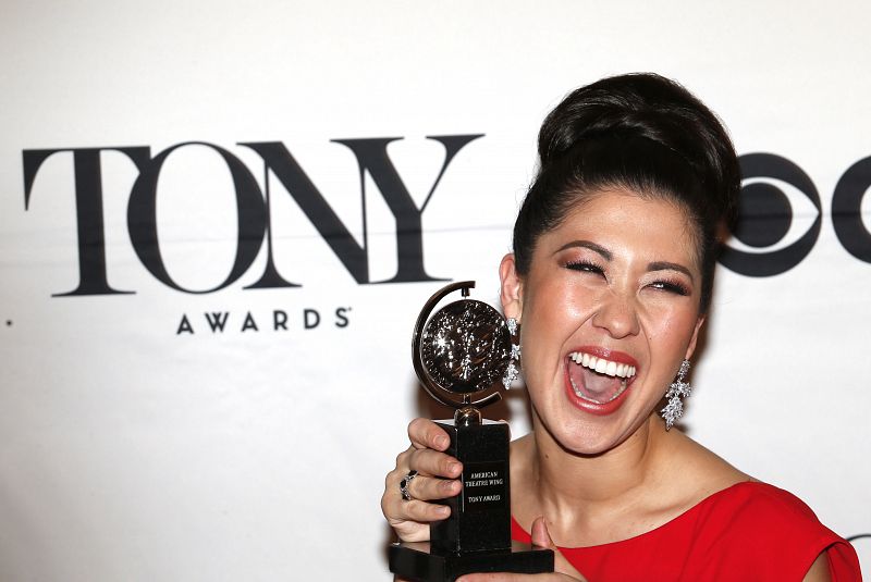 La actriz Ruthie Ann Miles posa junto a su premio a mejor interprertación femenina de reparto en un musical por su papel en  'El rey y yo' durante la 69 edición de los Tony.