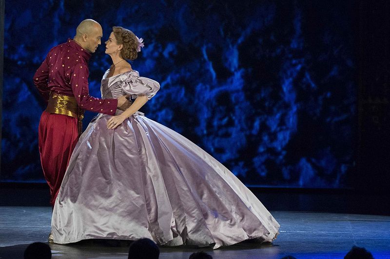 Ken Watanabe y Kelli O'Hara interpretan una escena del musical 'El rey y yo' durante la gala de entrega de los Tony de teatro.