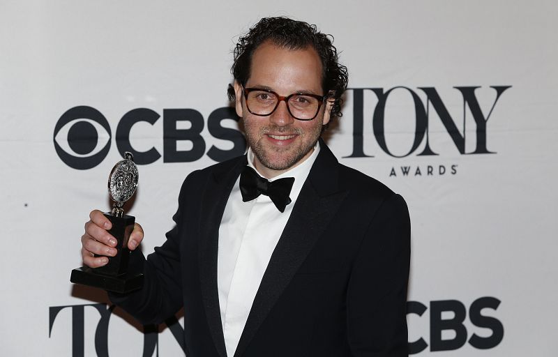 Sam Gold, posa con su premio Tony como mejor director de musical por 'Fun Home'.