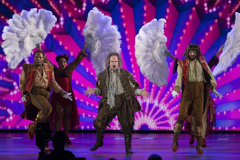 Los actores de 'Something Rotten!' interpretan una canción del musical durante la ceremonia de entrega de los premios Tony de teatro estadounidenses.