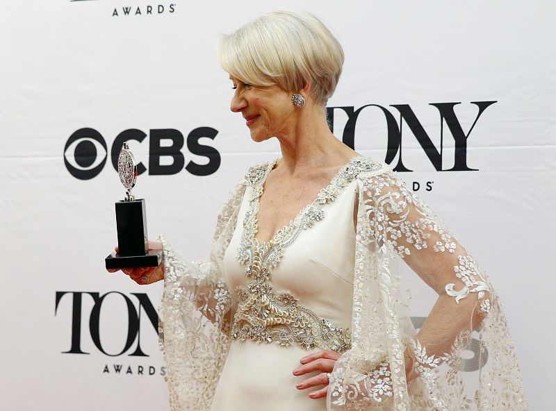 La actriz británica Helen Mirren posa con su premio Tony por mejor interpretación femenina en papel protagonista tras la ceremonia celebrada en el Radio City Music Hall de Nueva York.