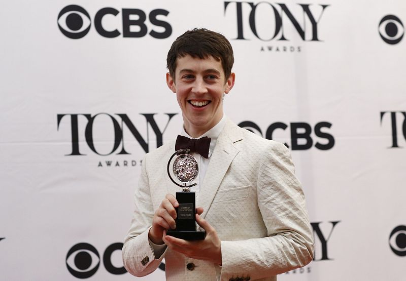 Alex Sharp muestra a la prensa su estatuilla como mejor actor protagonista en una obra dramática por 'El curioso incidente del perro a medianoche'.