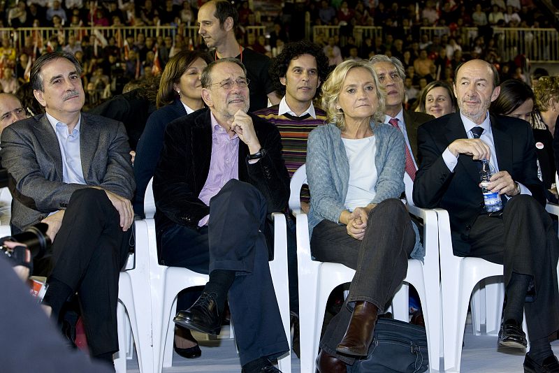 Zerolo (detrás), junto a otros dirigentes del PSOE, entre ellos Alfredo Pérez Rubalcaba (derecha), entonces candidato a la presidencia del Gobierno, durante la campaña de noviembre de 2011