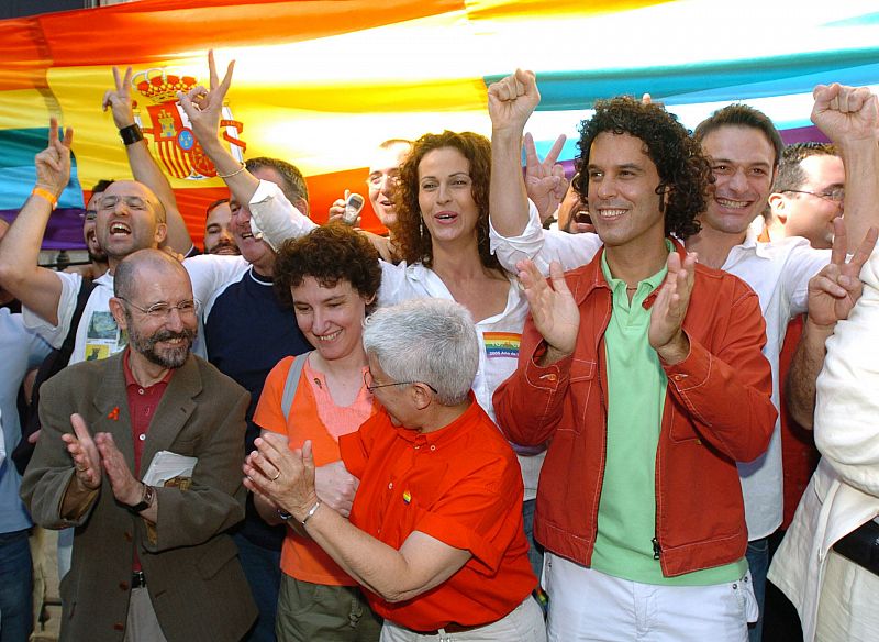 Zerolo y otros activistas LGTB celebran la aprobación del matrimonio homosexual, en junio de 2005