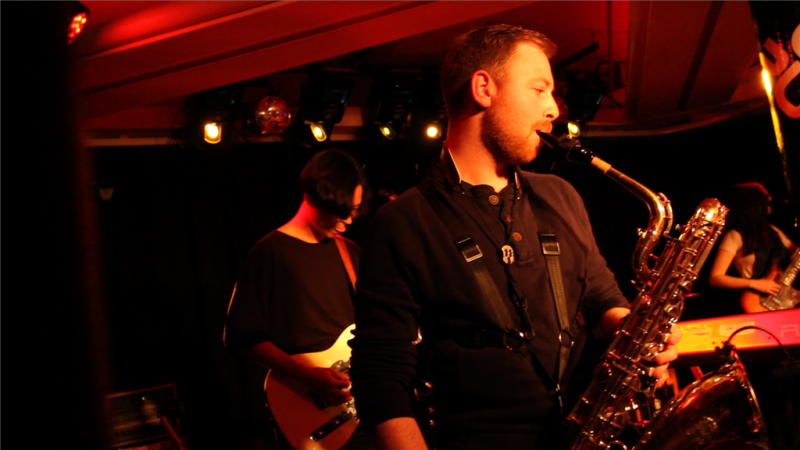 Elliott Holland (saxofón), Jiwon Chung (guitarra) y Vanessa Murray (bajo) en uno de los conciertos junto a Makovski