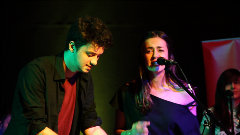 Maika compartiendo los teclados con Silvan Rupp, uno de los estudiantes de la escuela