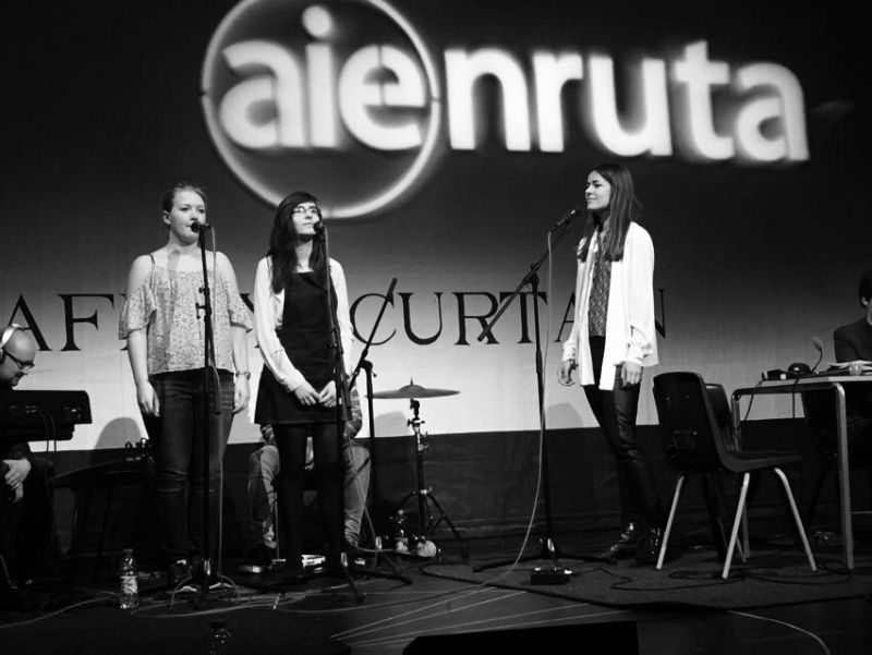 Maika en Radio 3 con sus coristas Kristine y Vanessa