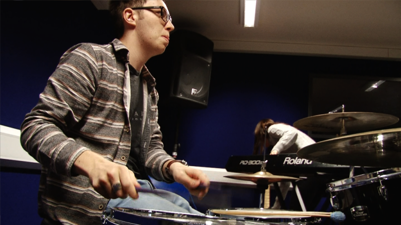 Greg Joy, batería de la banda de LIPA, en uno de los ensayos con Maika Makovski