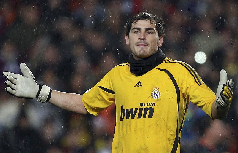 13/12/08.- El portero del Real Madrid Iker Casillas se lamenta tras encajar el segundo gol del FC Barcelona.