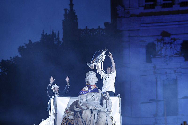 AFICIONADOS DEL REAL MADRID CELEBRAN EN LA PLAZA DE CIBELES