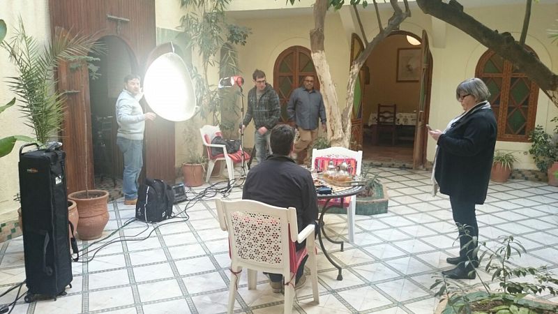 El equipo de TVE, preparando el encuentro con Juan Goytisolo en Marraquech