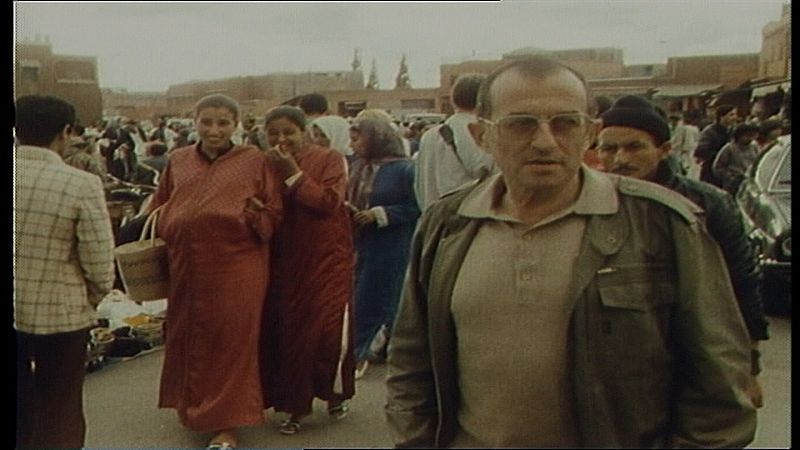 Un joven Juan Goytisolo, en la famosa plaza de 'Jemaa el Fna', en Marraquech