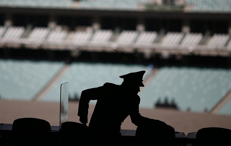Un guarda de seguridad revisa las gradas poco antes de la inauguración oficial.