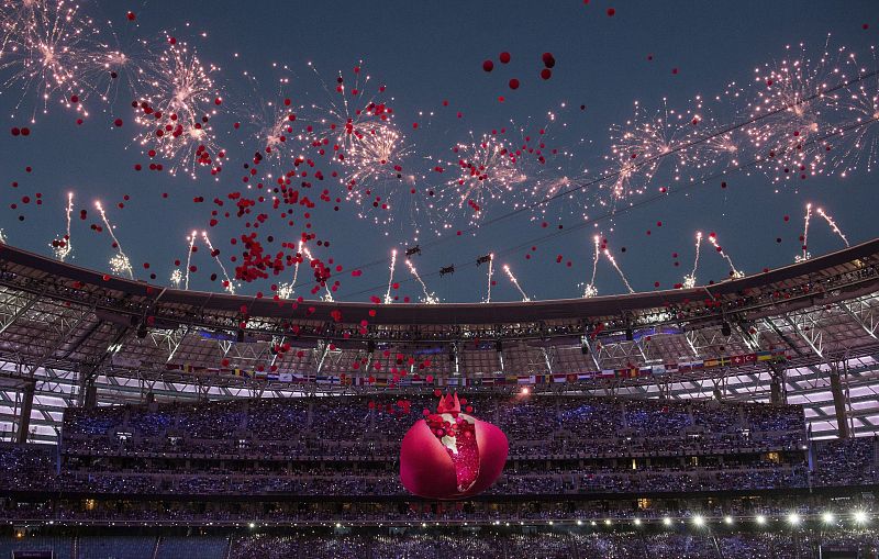 Vista de los fuegos artificiales lanzados durante la ceremonia de inauguración de la primera edición de los Juegos Europeos, en el Estadio Olímpico de Bakú, Azerbaiyán.