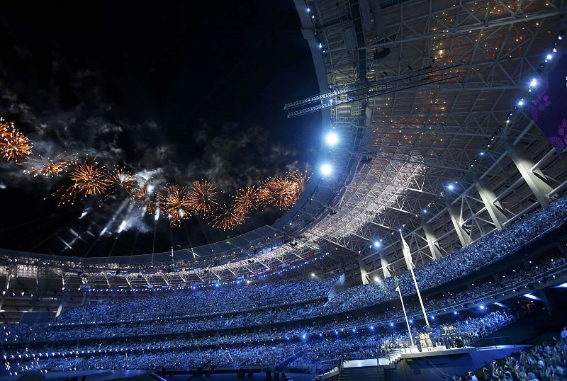 Los fuegos artificiales en el Estadio Nacional de Bakú.