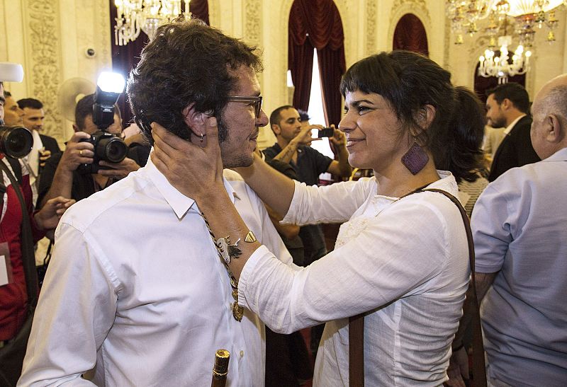 El nuevo regidor de Cádiz, José María González Santos, recibe la felicitación de su pareja, la secretaria general de Podemos Andalucía, Teresa Rodríguez