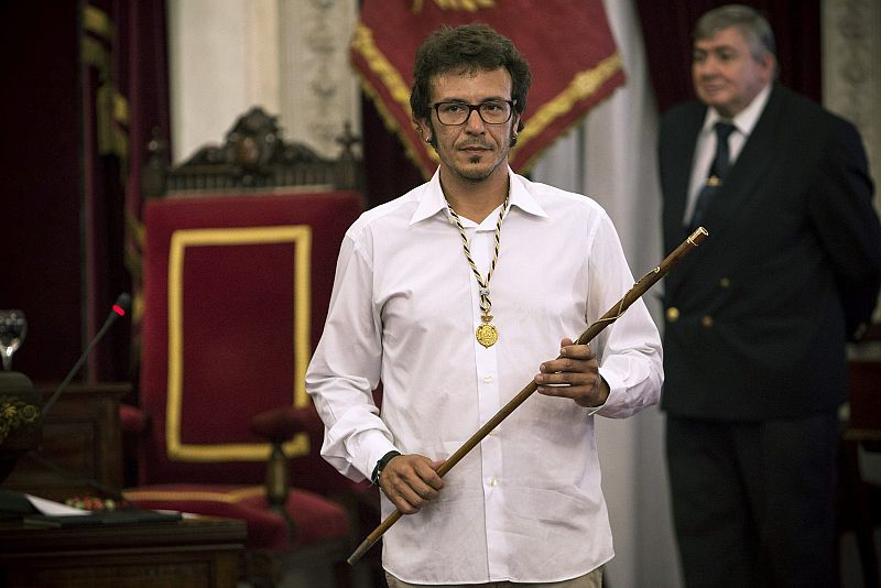 El nuevo alcalde de Cádiz, José María González Santos "Kichi", tras tomar posesión de su cargo