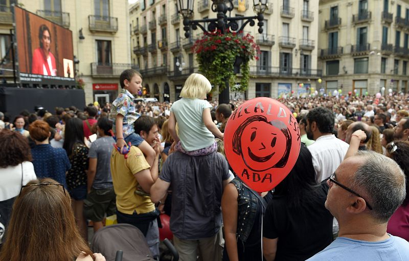 Una multitud sigue la investidura de Ada Colau en la plaza de Sant Jaume de Barcelona