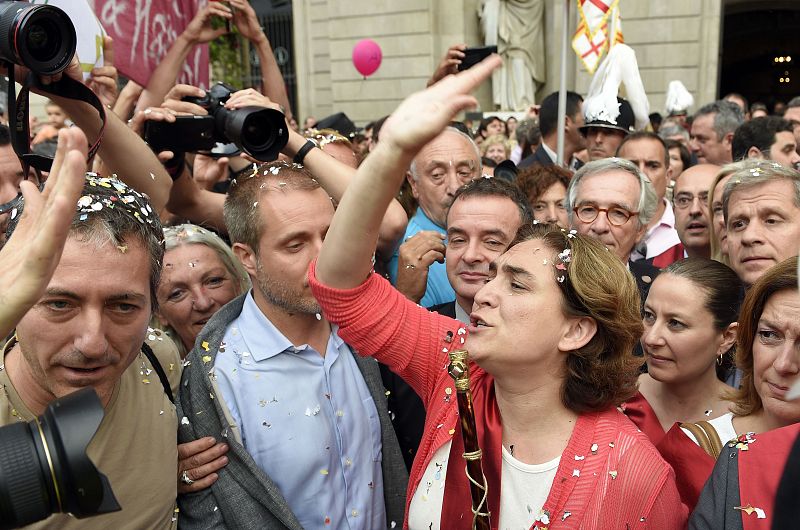 La nueva alcaldesa de Barcelona, Ada Colau, es aclamada en la plaza de Sant Jaume