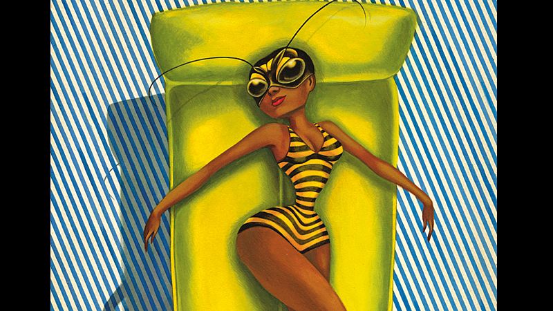 Wasp Woman (La mujer avispa) disfrutando de la piscina