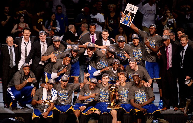 Los Warriors, al completo, celebran el anillo, con sus camisetas conmemorativas.