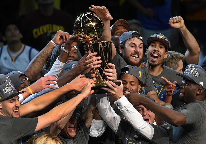 Los jugadores de los Warriors levantan el trofeo de campeón de la NBA.