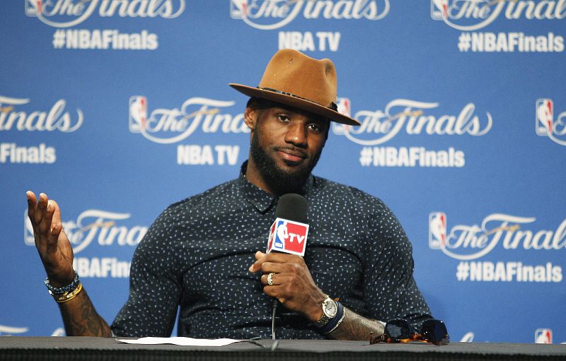 El jugador de los Cavaliers LeBron James ofrece una rueda de prensa tras perder ante los Warriors en el sexto partido de las finales de la NBA disputada en el Quicken Loans Arena en Cleveland.