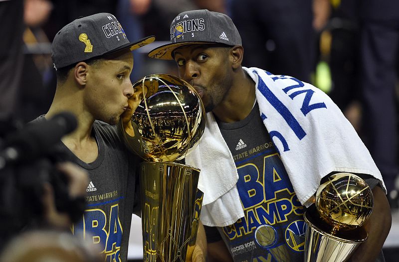 Curry e Iguodala, MVP de la temporada regular y MVP de las finales, celebran el campeonato de la NBA.