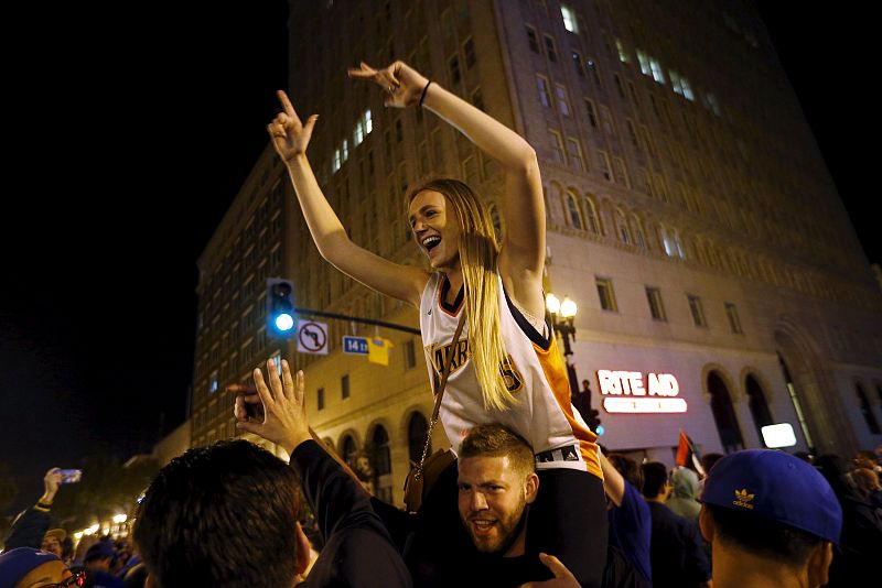 Una aficionada de los Warriors celebra el título de su equipo en las calles de Oakland.