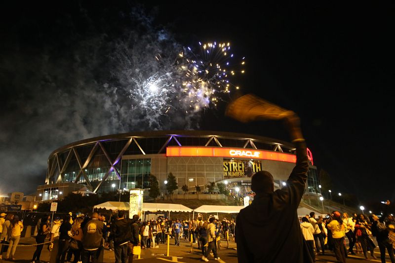 Los seguidores de los Warriors celebran el título en los aledaños del Oracle Arena.