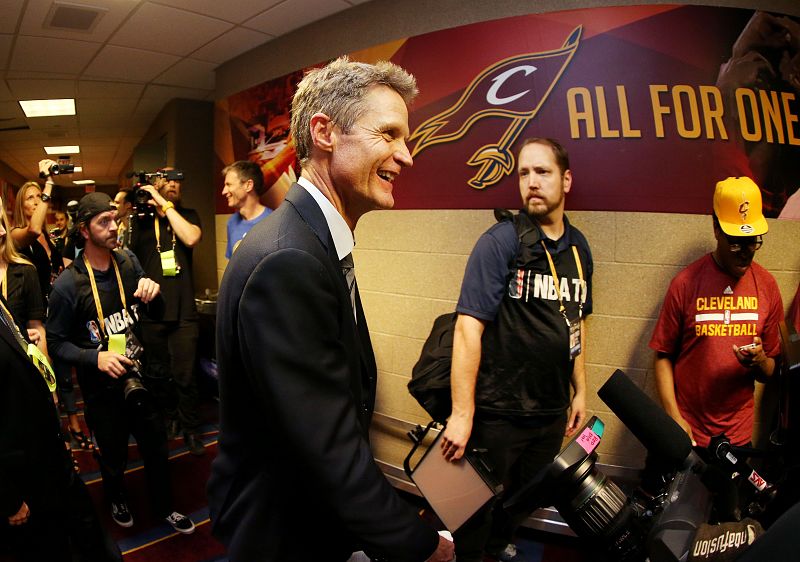 El entrenador de Golden State, Steve Kerr, en el pasillo de vestuarios tras conquistar la NBA.