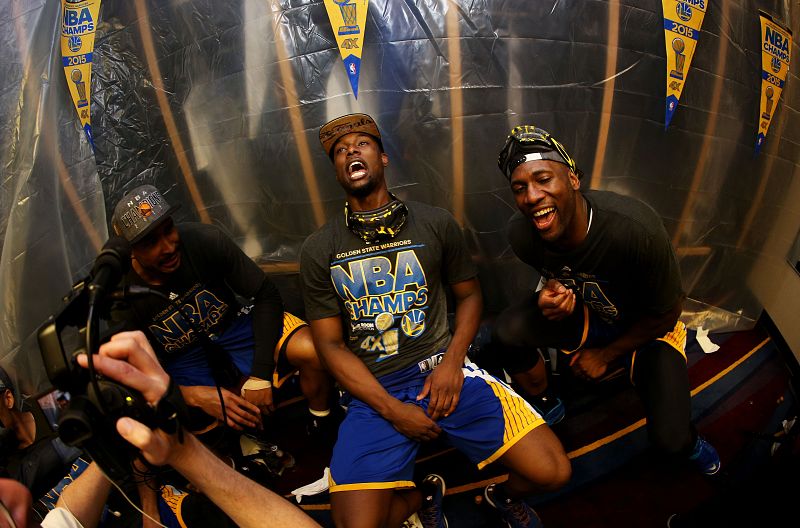 Los jugadores de los Warriors continúan la celebración del título de la NBA en el interior del vestuario.