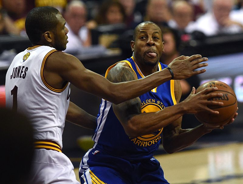 El jugador de los Warriors, Iguodala, MVP de las Finales, ante el jugador de los Cavaliers, James Jones.