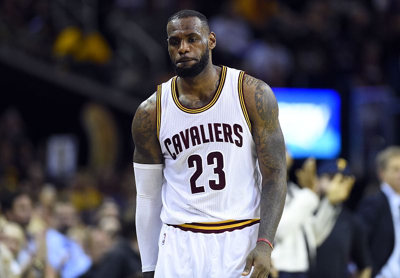 LeBron James, abatido tras perder ante los Warriors las Finales de la NBA.