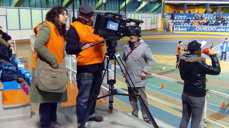 El equipo de TVE buscando el mejor plano en el Polideportivo municipal de Oviedo.