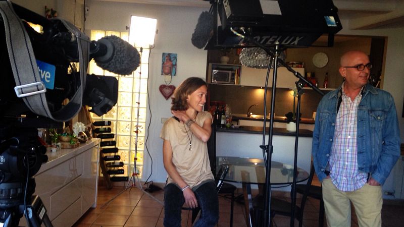 El periodista Curro Aguilera con la triatleta Pilar Hidalgo en su casa de Sant Pere de Ribas (Barcelona).