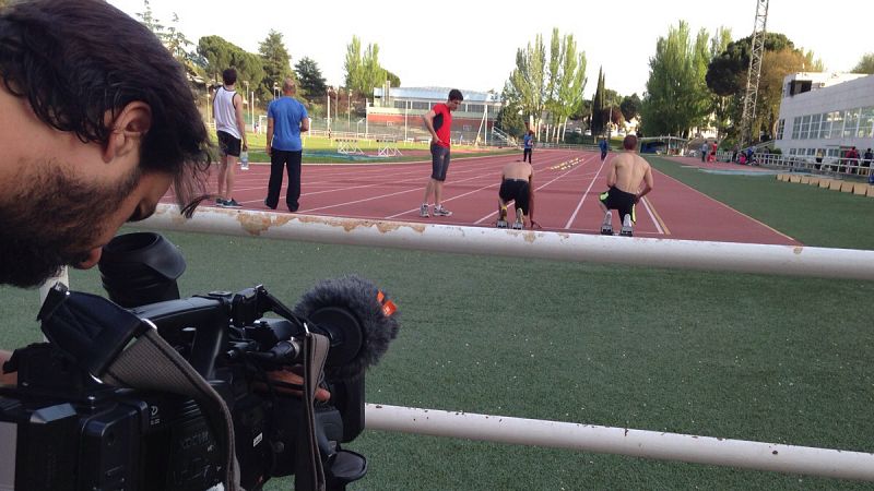 El equipo de Documentos TV rodando en la pista fde atletismo Centro Alto rendimiento del CSD en Madrid.