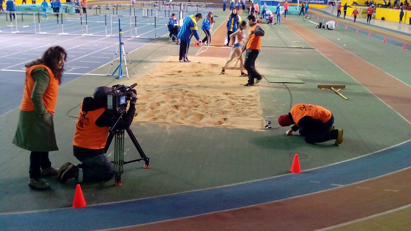 El equipo de Documentos TV rodando en el Polideportivo municipal de Oviedo durante los Campeonatos de Atletismo de Asturias