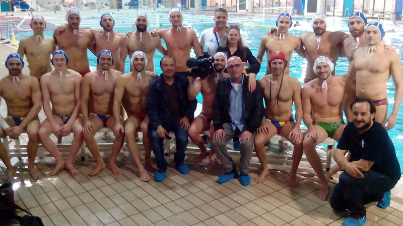 El equipo de Documentos TV con Iñaki Aguilar y el equipo de waterpolo del Club Natació Terrassa.
