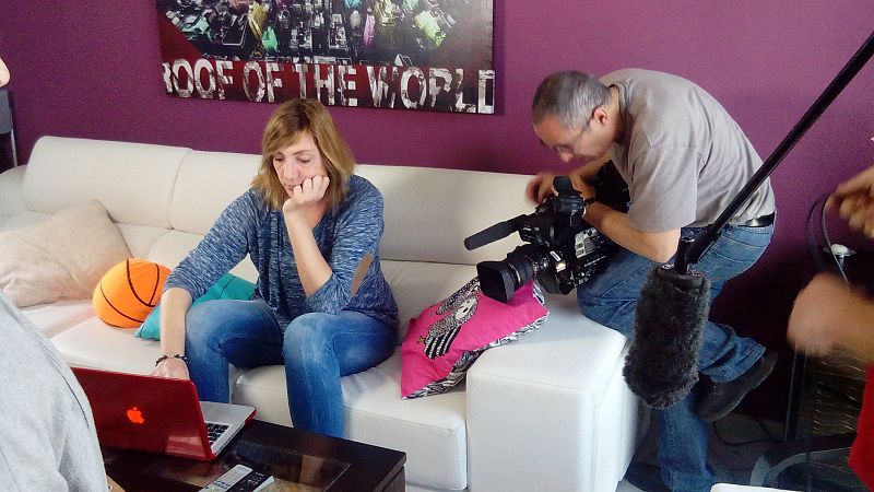 El equipo de Documentos TV con Marina Ferragut, una de las jugadoras que más veces ha vestido la camiseta de la selección femenina de baloncesto, en su casa de Valencia.