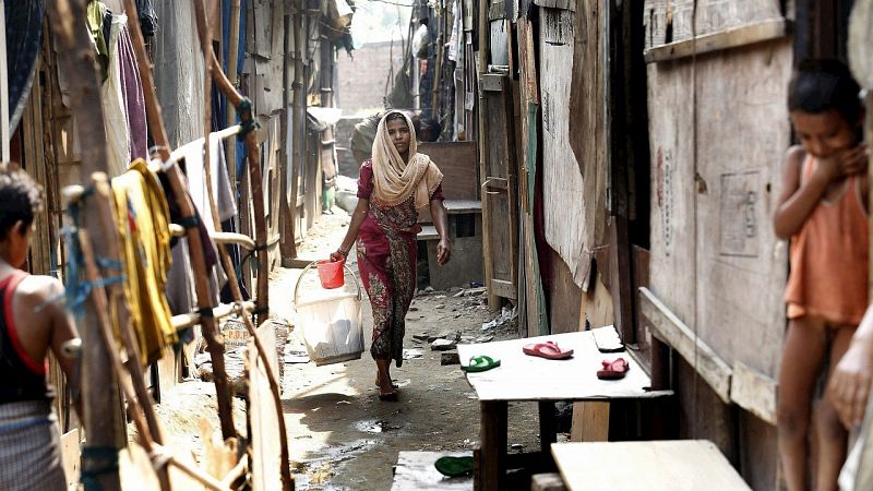Una refugiada rohinyá regresa de hacer la colada en el asentamiento en el que vive en Madanpur Khadar.