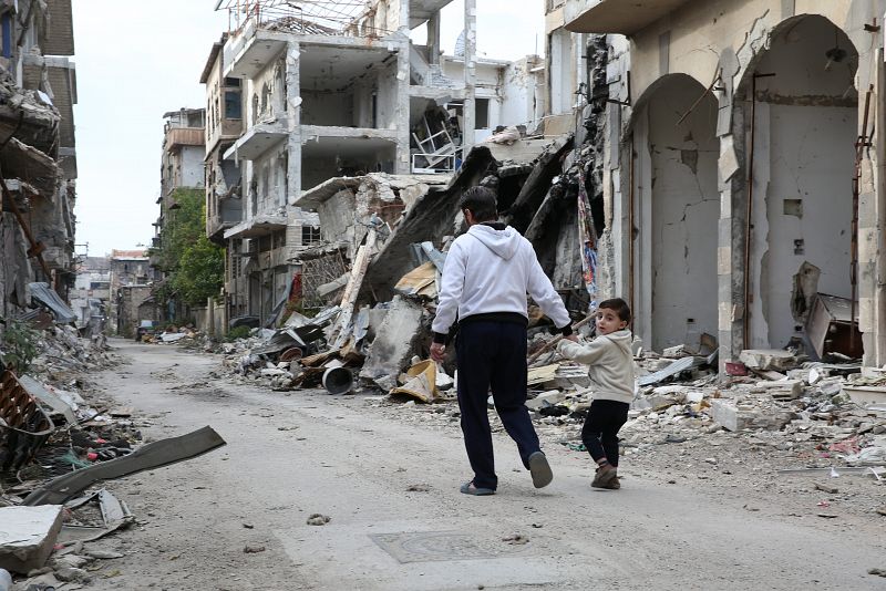 En Siria, dos generaciones de vecinos de Homs tratan de reconstruir sus vidas en medio de la guerra.