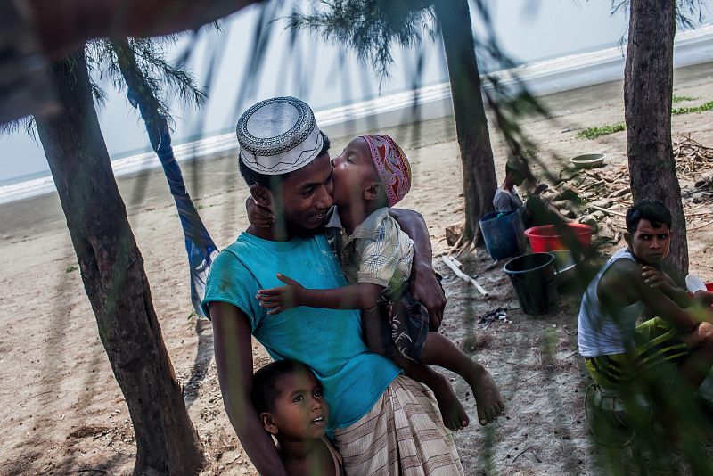 Yacoub ha huido de la violencia étnica en Myanmar y ahora vive en Bangladesh, donde no gana lo suficiente para alimentar a sus seis hijos.