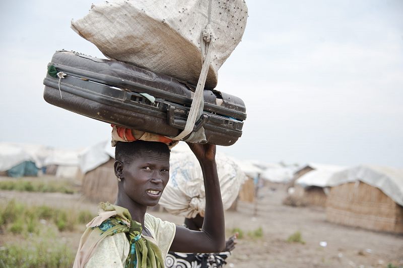Nyakong, de 22 años, lleva escondida durante meses en un pueblo de Sudán del Sur alimentándose sólo con la leche que ordeñan de las vacas.