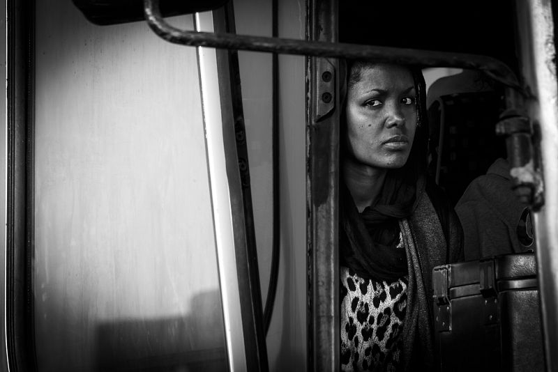 Mujer recién llegada a Lampedusa dirige su mirada a la cámara de Ángel Barroso.