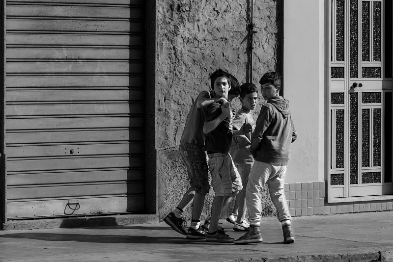 Pandilla adolescente en las calles de Lampedusa.