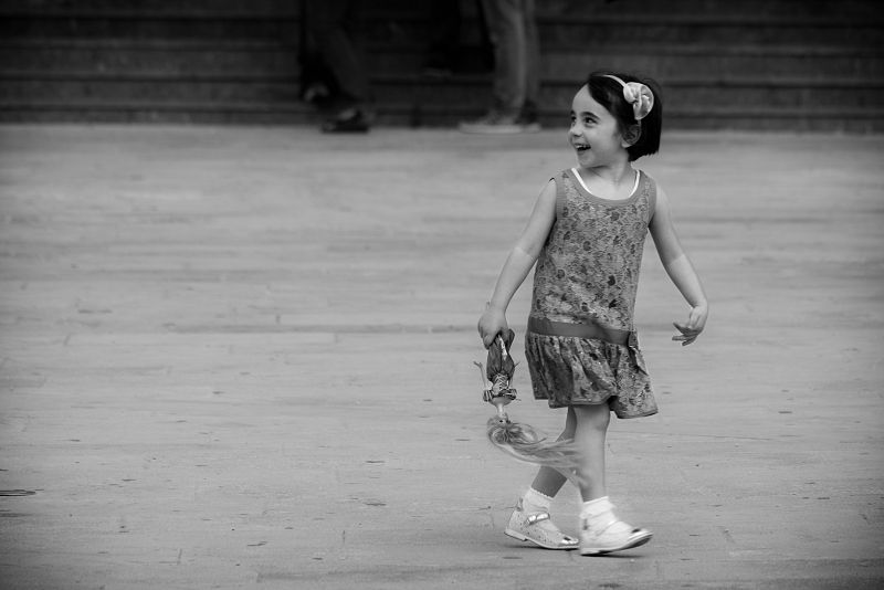 Niña en las calles de Lampedusa.